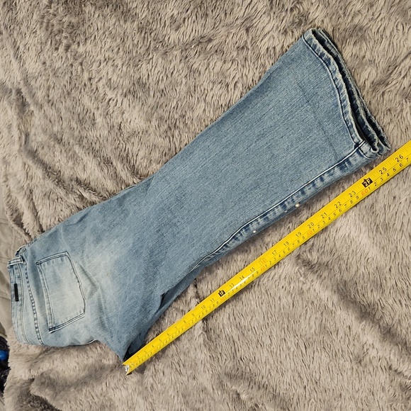 Kut from the Kloth Light Blue Cropped Jeans with Pearl Details Size 8! - Picture 11 of 11